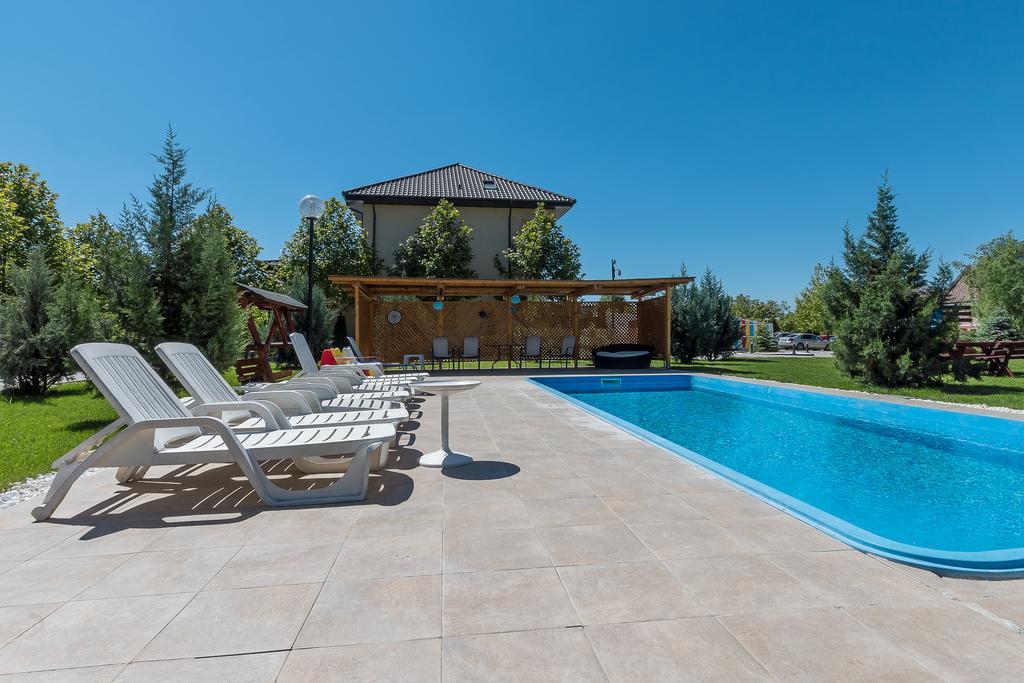 Bucharest Airport Suites & Villas Otopeni Bagian luar foto